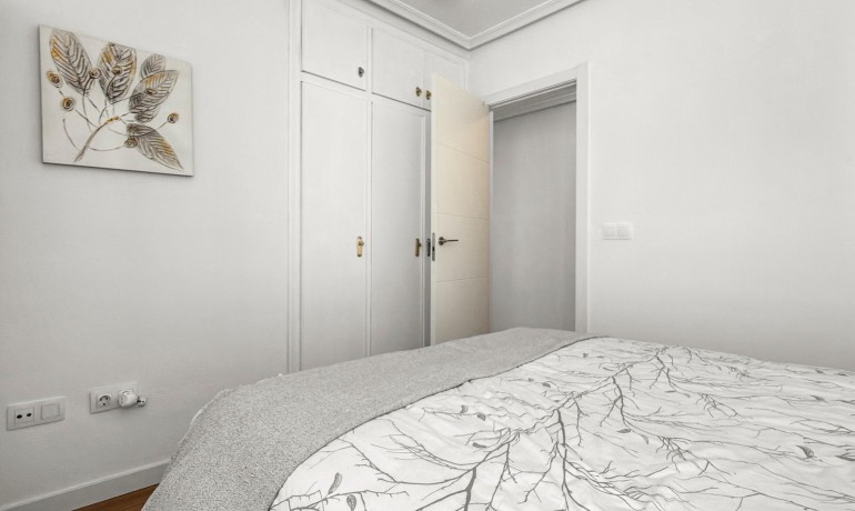 Sale - Apartment / Flat -
Torrevieja - Torrevieja - Centre