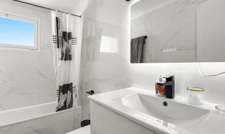Sale - Apartment / Flat -
Torrevieja - Torrevieja - Centre