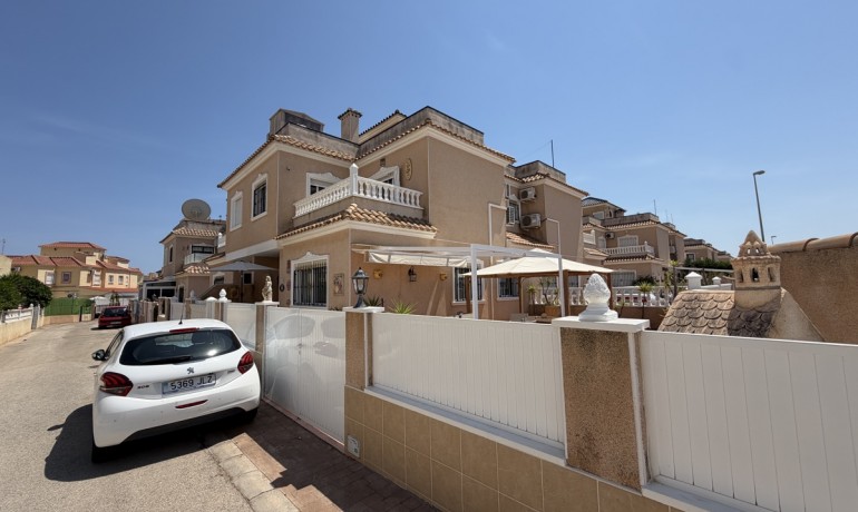 Sale - House -
La Zenia