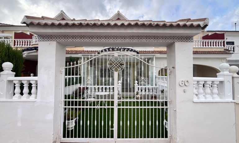 Sale - House -
Benijofar - Monte Azul