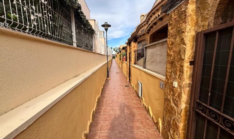 Sale - House -
Guardamar del Segura - El Eden