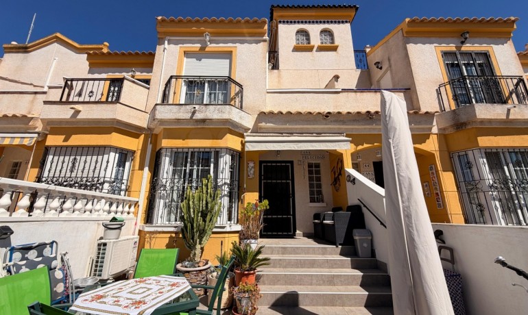 Sale - House -
Guardamar del Segura - El Raso