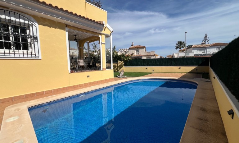 Herverkoop - Villa -
Orihuela Costa - Los Dolses