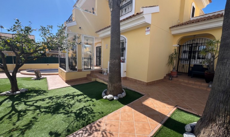 Herverkoop - Villa -
Orihuela Costa - Los Dolses