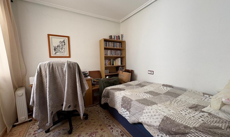 Herverkoop - Appartement / Flat -
Torrevieja* - Estacion de autobuses