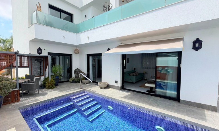 Herverkoop - Villa -
Los Montesinos* - La Herrada