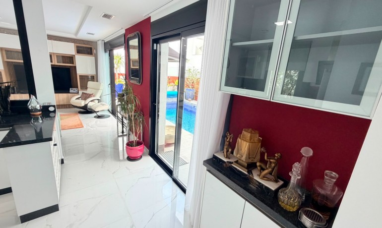 Herverkoop - Villa -
Los Montesinos* - La Herrada
