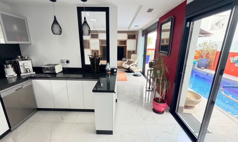 Herverkoop - Villa -
Los Montesinos* - La Herrada