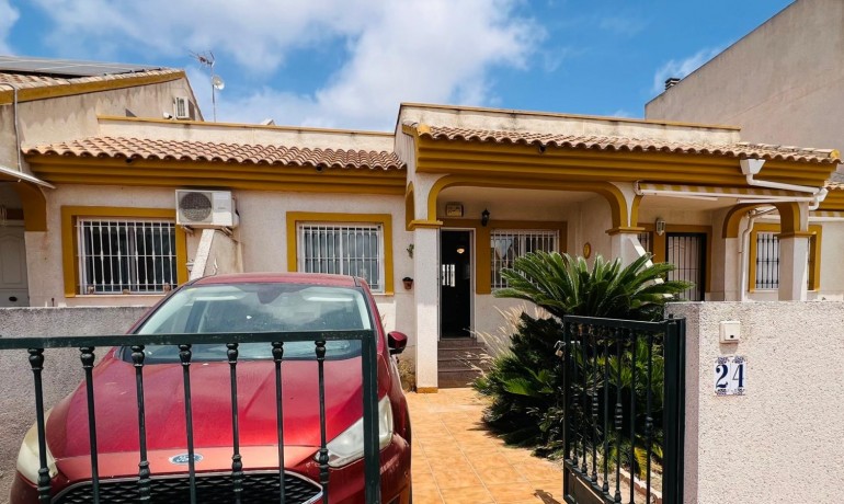 Herverkoop - Huis -
Alicante* - Daya Nueva