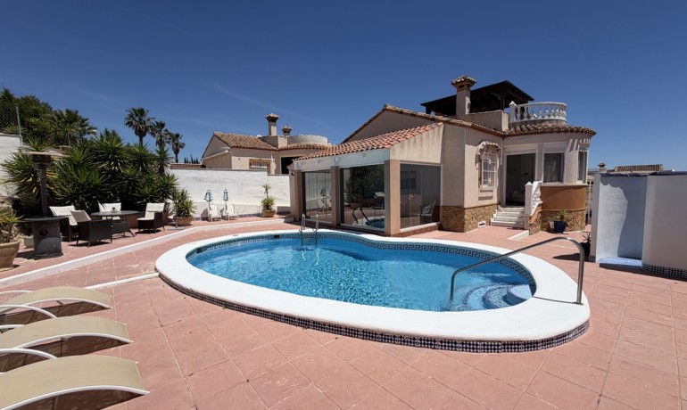Herverkoop - Villa -
San Miguel de Salinas - Lake View Mansions