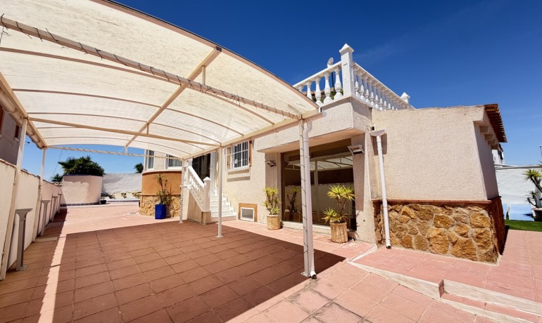 Herverkoop - Villa -
San Miguel de Salinas - Lake View Mansions
