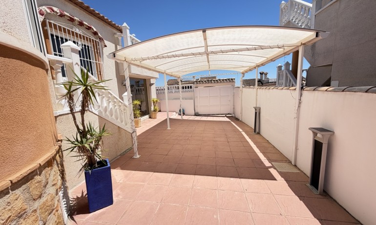 Herverkoop - Villa -
San Miguel de Salinas - Lake View Mansions