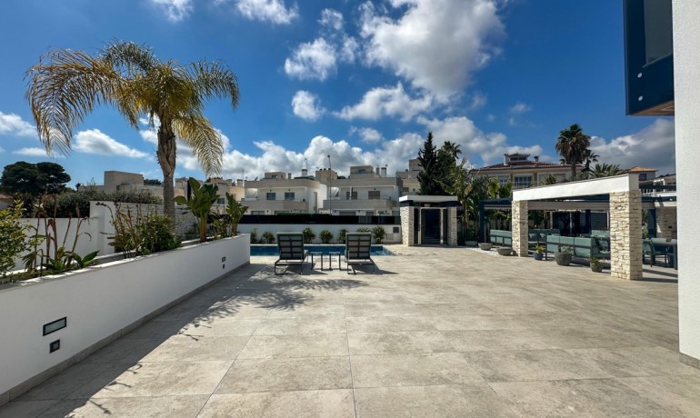 Herverkoop - Villa -
Orihuela Costa - Villamartin