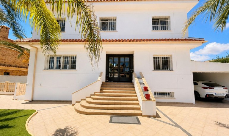 Sale - Villa -
Dehesa de campoamor - Campoamor
