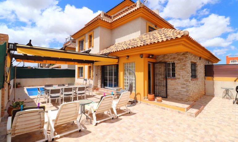 Sale - Villa -
Los Montesinos - La Herrada