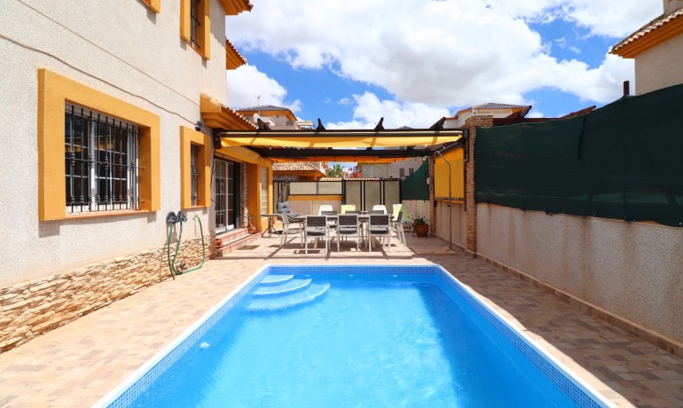 Sale - Villa -
Los Montesinos - La Herrada