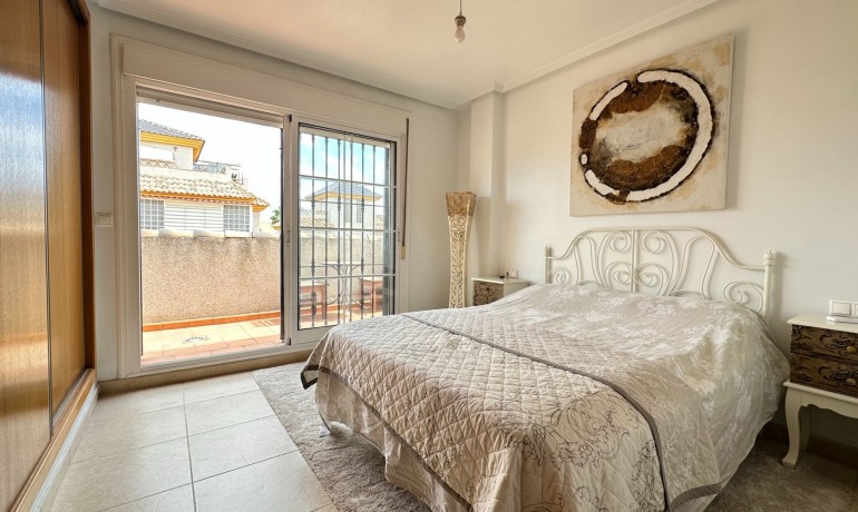 Sale - Villa -
Los Montesinos - La Herrada