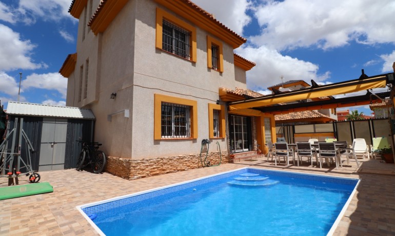 Sale - Villa -
Los Montesinos - La Herrada