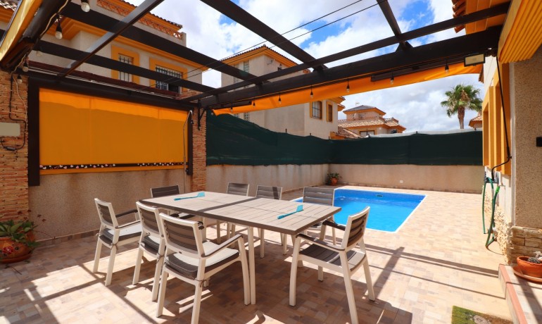 Sale - Villa -
Los Montesinos - La Herrada