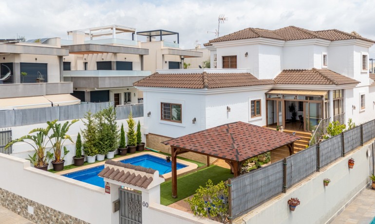 Sale - Villa -
Los Montesinos - La Herrada