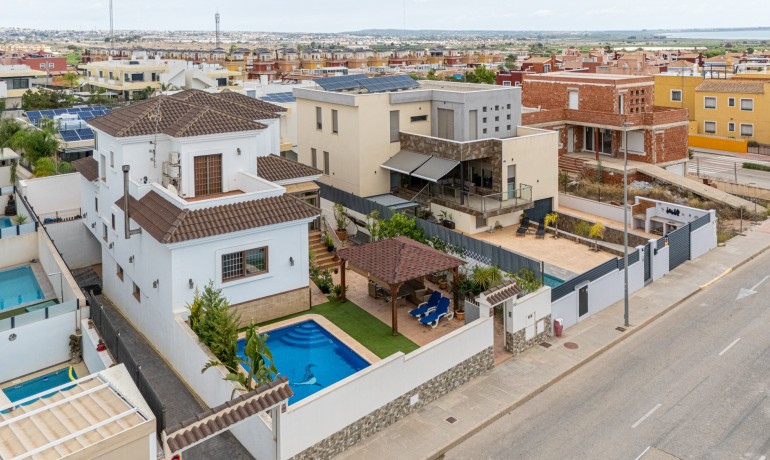 Sale - Villa -
Los Montesinos - La Herrada