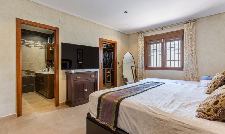 Sale - Villa -
Los Montesinos - La Herrada