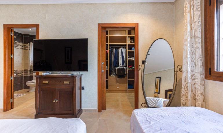 Sale - Villa -
Los Montesinos - La Herrada