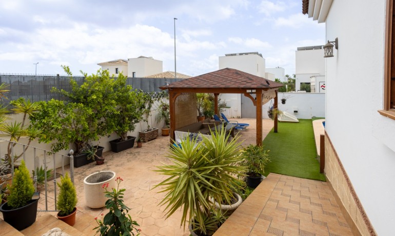 Sale - Villa -
Los Montesinos - La Herrada