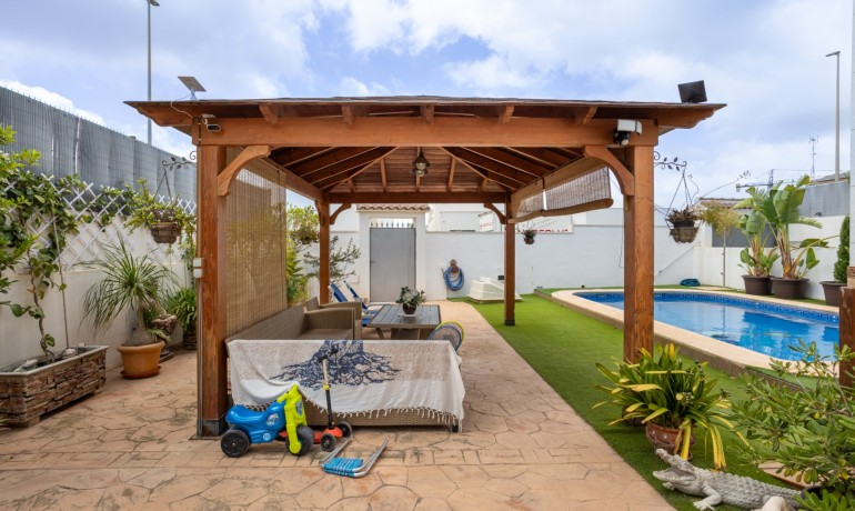 Sale - Villa -
Los Montesinos - La Herrada