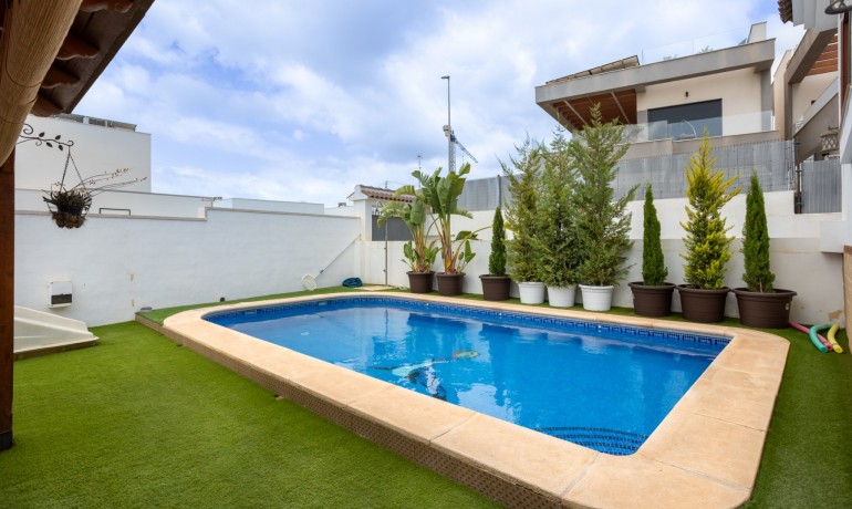 Sale - Villa -
Los Montesinos - La Herrada