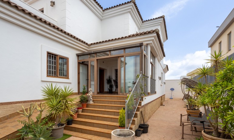 Sale - Villa -
Los Montesinos - La Herrada