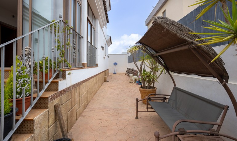 Sale - Villa -
Los Montesinos - La Herrada