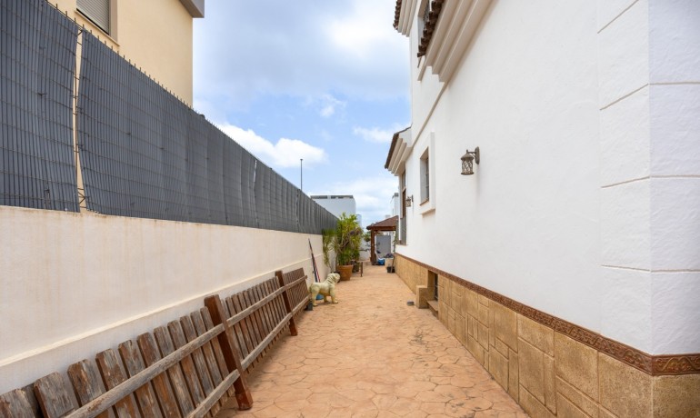 Sale - Villa -
Los Montesinos - La Herrada