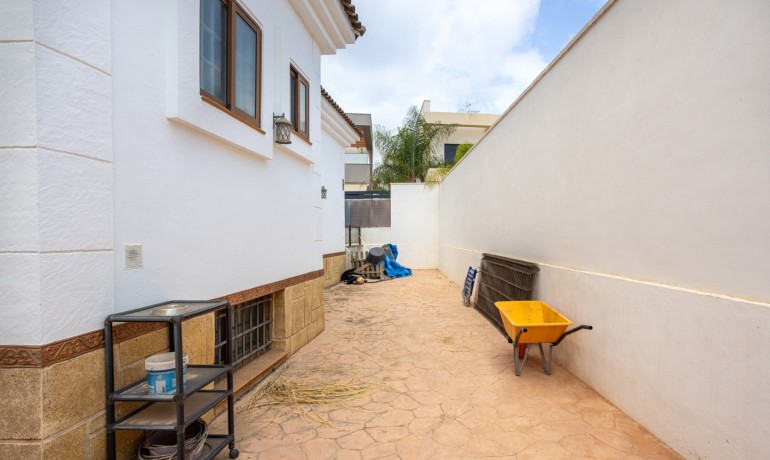 Sale - Villa -
Los Montesinos - La Herrada