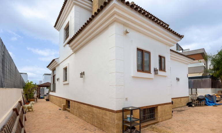 Sale - Villa -
Los Montesinos - La Herrada