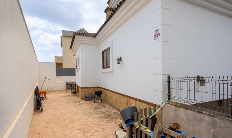 Sale - Villa -
Los Montesinos - La Herrada