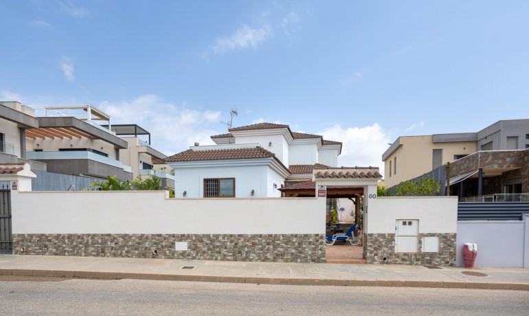 Sale - Villa -
Los Montesinos - La Herrada