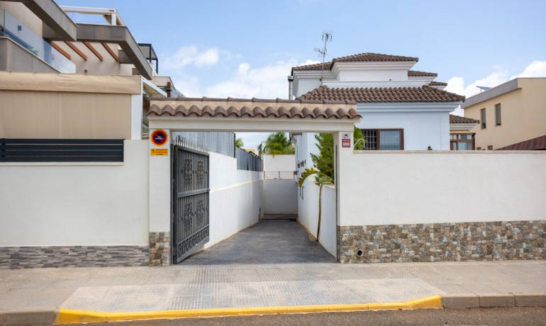 Sale - Villa -
Los Montesinos - La Herrada