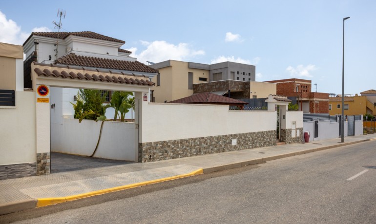 Sale - Villa -
Los Montesinos - La Herrada