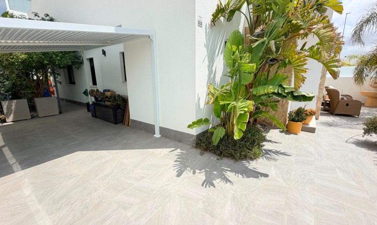 Sale - Villa -
Los Montesinos - La Herrada