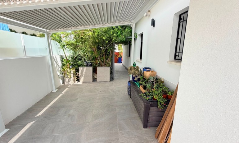 Sale - Villa -
Los Montesinos - La Herrada