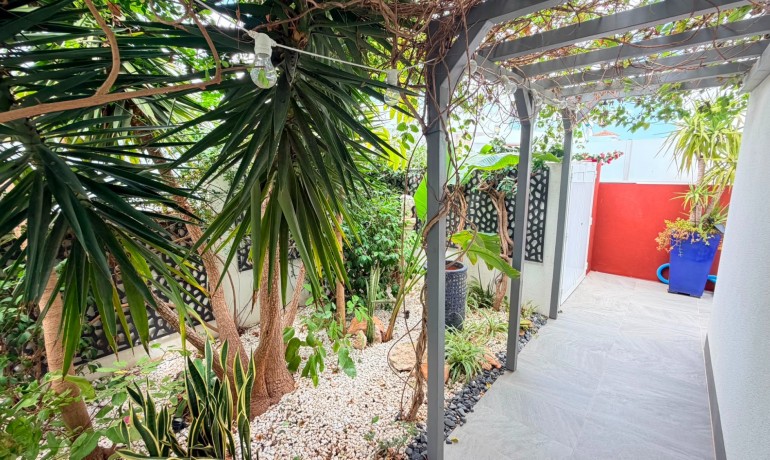 Sale - Villa -
Los Montesinos - La Herrada