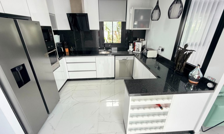 Sale - Villa -
Los Montesinos - La Herrada