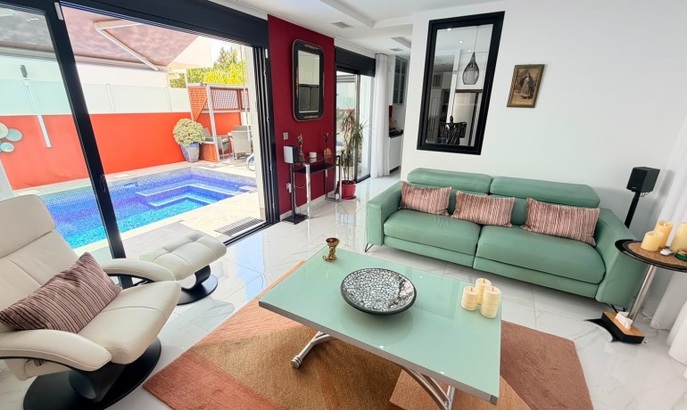 Sale - Villa -
Los Montesinos - La Herrada