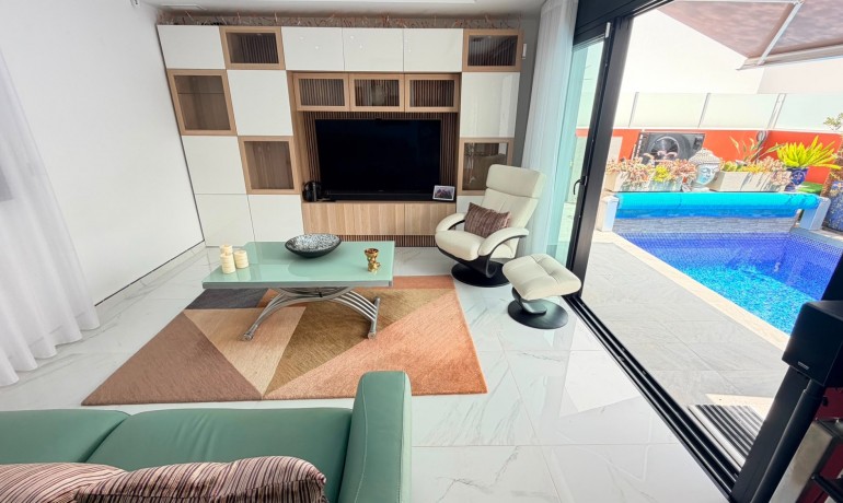 Sale - Villa -
Los Montesinos - La Herrada