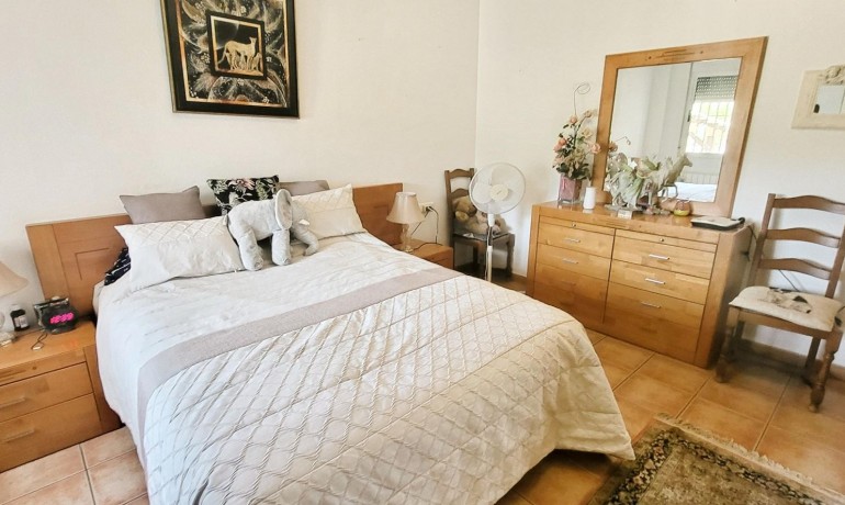 Sale - Finca / Country Property -
Hondon - Hondon de Las Nieves