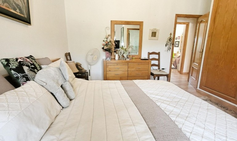 Sale - Finca / Country Property -
Hondon - Hondon de Las Nieves