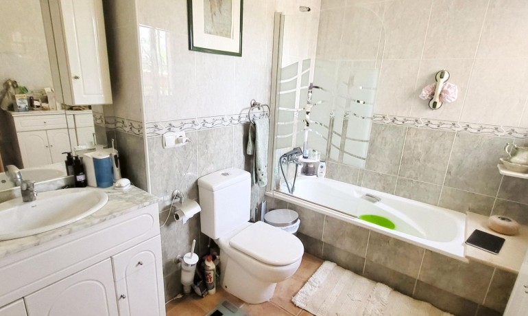 Sale - Finca / Country Property -
Hondon - Hondon de Las Nieves