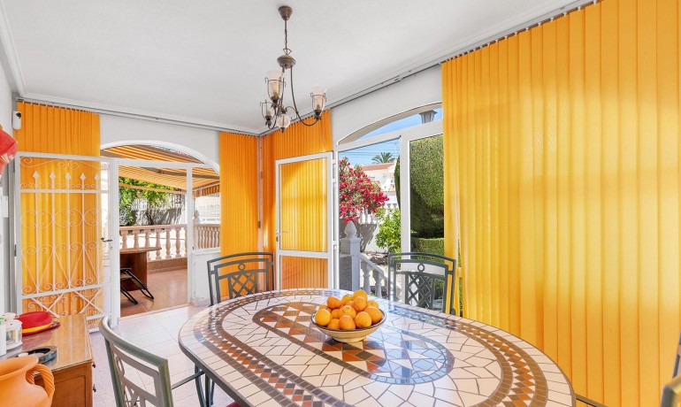 Sale - Villa -
Rojales - Centro de la Ciudad Quesada