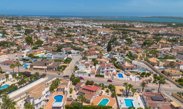 Sale - Villa -
Rojales - Centro de la Ciudad Quesada